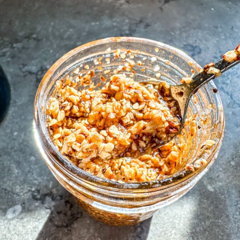 finished crunchy chili oil ready to use.