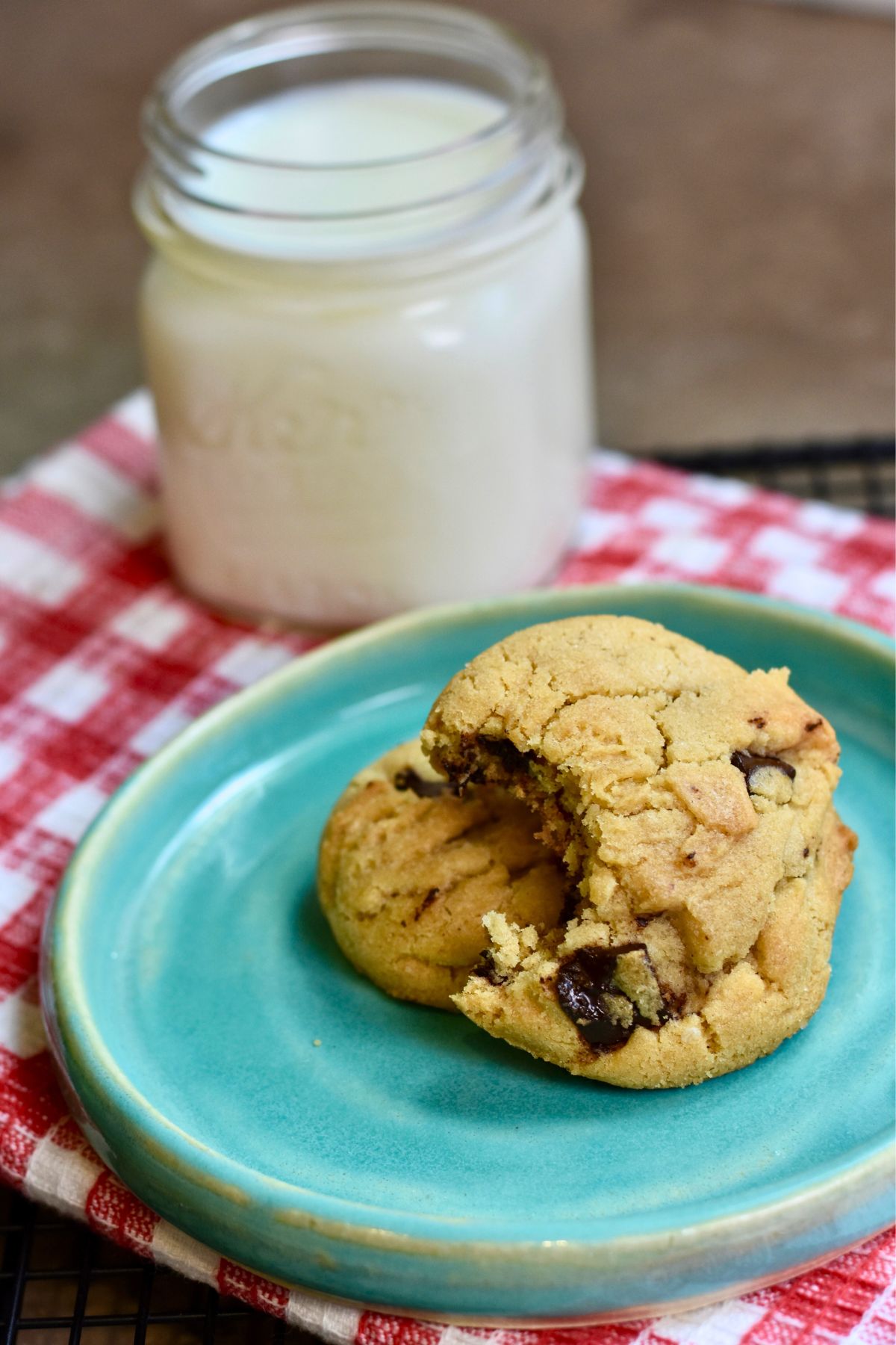 plate-chocolate-bacon-cookies Eating bacon grease chocolate chip cookies with milk.