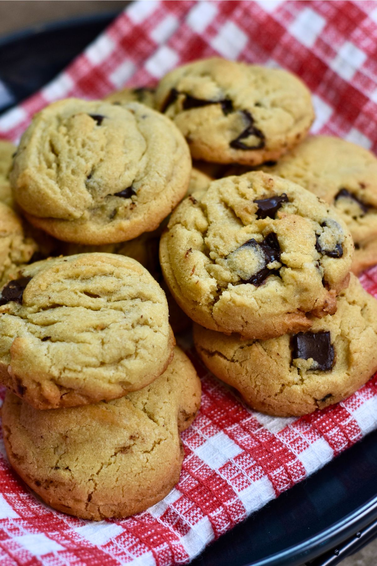 cookies-served-in-a-pile ready-to-eat bacon grease chocolate chip cookies.
