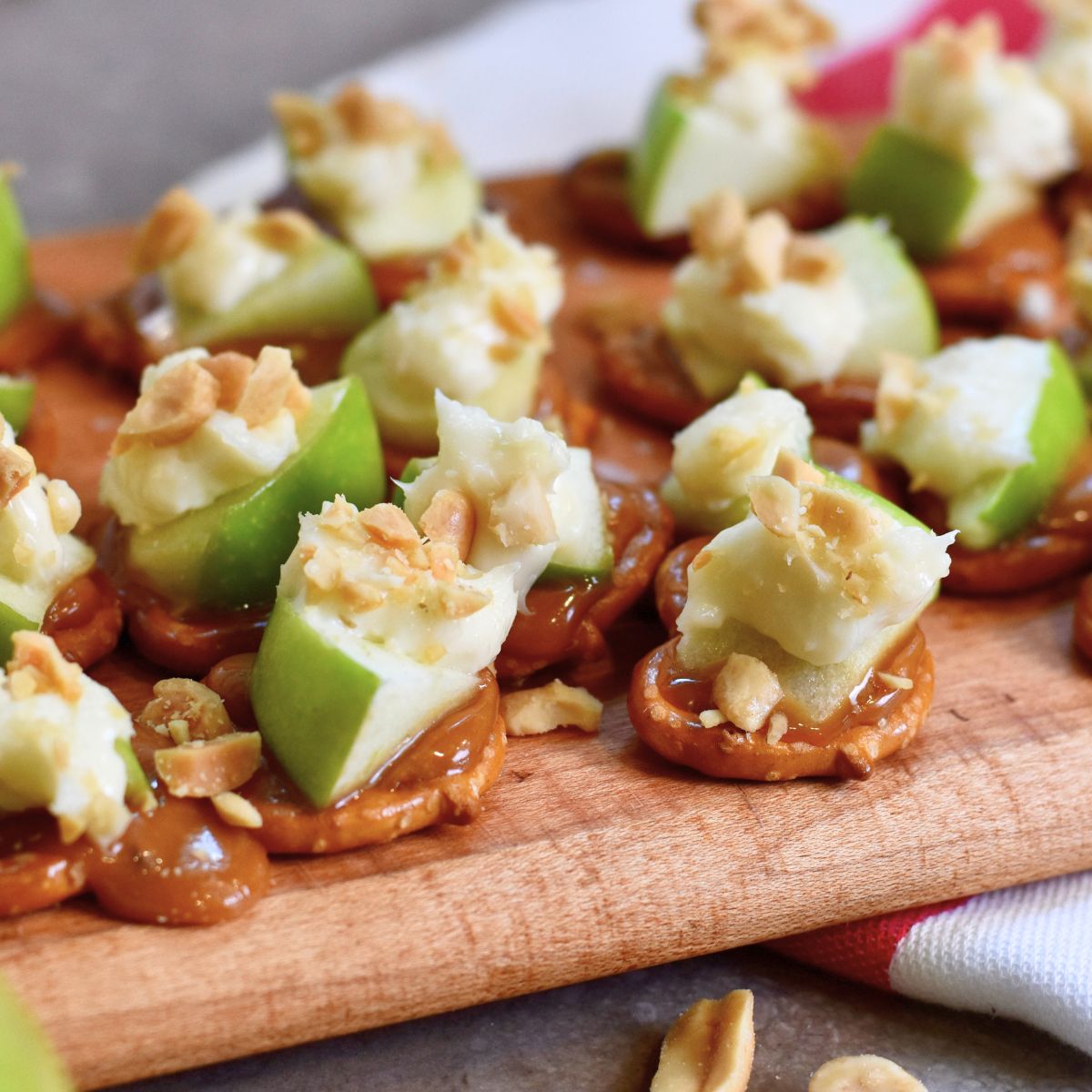 Caramel-apple-bites-served-to-guest-at-a-fall-party ready-to-eat caramel apple bites served at Thanksgiving.