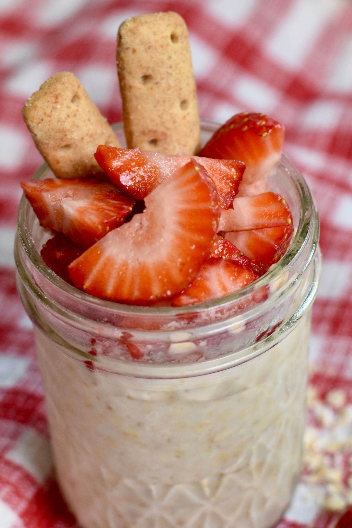 Strawberry Cheesecake Overnight Oats, ready to take to school for breakfast.