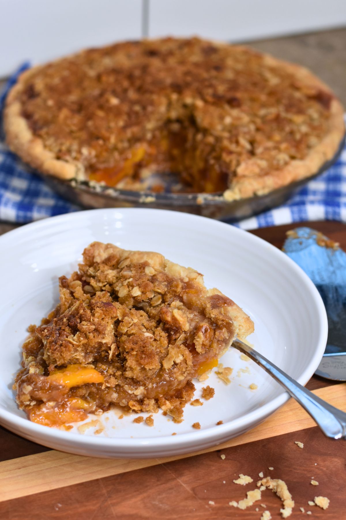 serving-peach-pie-on-a-white-plate serving the peach pie to guests.